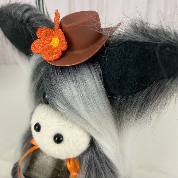 Handmade Highland Cow Gray White Faux Fur Clay Hooves Cowboy Hat Cowbell Decor - Picture 11 of 13